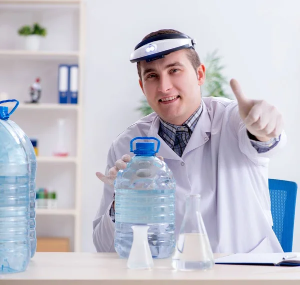 Young chemist student experimenting in lab — Stock Photo, Image