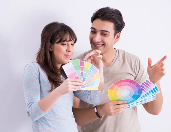 Jeune famille en rénovation à la maison - peinture de murs — Photo