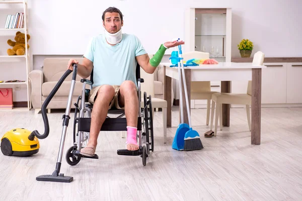 Jovem em cadeira de rodas a limpar a casa — Fotografia de Stock