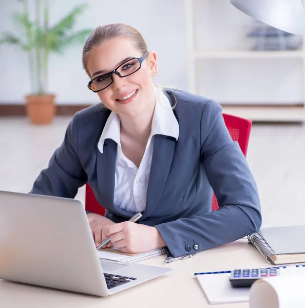 Empresaria trabajando en su escritorio en la oficina — Foto de Stock