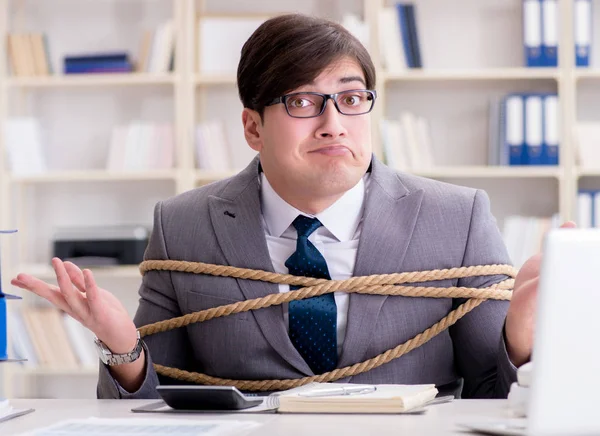 Zakenman vastgebonden met touw in het kantoor — Stockfoto