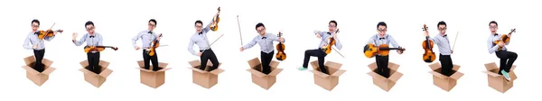 Человек, играющий на скрипке из коробки — стоковое фото