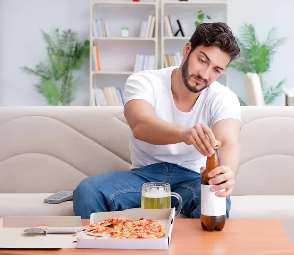 Homme mangeant de la pizza ayant un plat à emporter à la maison détente au repos — Photo