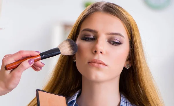 Frau lässt sich im Schönheitssalon schminken — Stockfoto