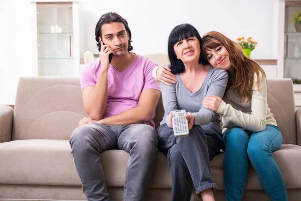 Familia joven y suegra en el concepto de asuntos familiares — Foto de Stock