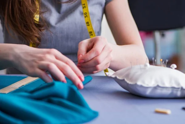 Schneiderin arbeitet an einer Nähmaschine — Stockfoto