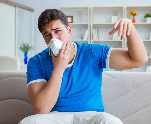 Hombre sudando excesivamente oliendo mal en casa — Foto de Stock