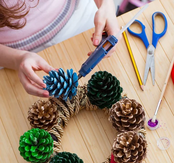 Mulher fazendo DIY decorações festivas em casa — Fotografia de Stock