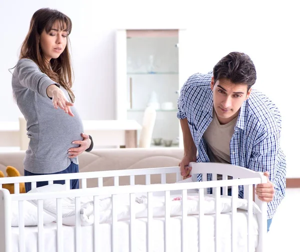 어린 부모가 첫 아기를 임신하는 모습 — 스톡 사진