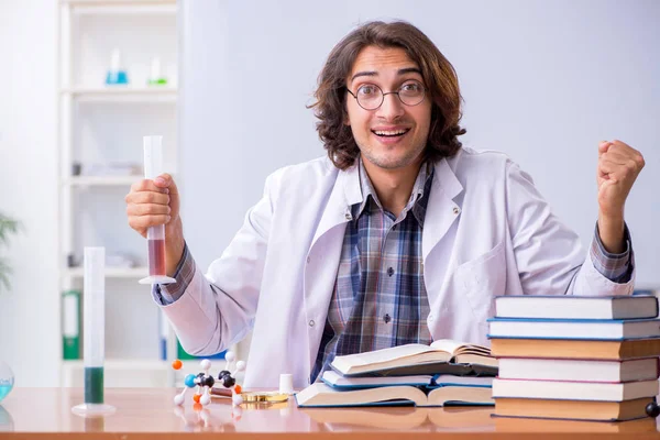 Wykładowca chemii podczas wykładu w koledżu — Zdjęcie stockowe