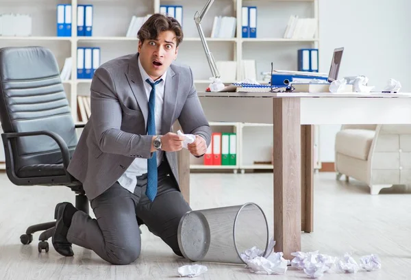 Wütender Geschäftsmann schockiert bei der Arbeit im Büro gefeuert — Stockfoto