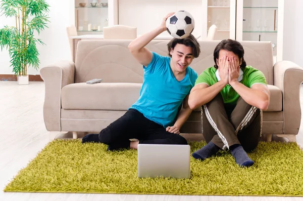 Amigos assistindo futebol em casa — Fotografia de Stock