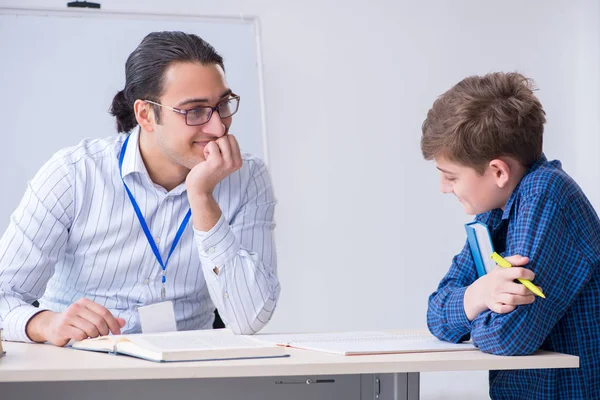 Jeune enseignant et garçon dans la salle de classe — Photo
