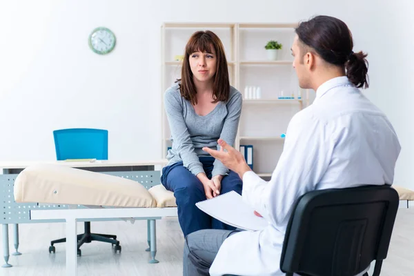 Patiente atteinte de troubles mentaux pendant la visite chez le médecin — Photo