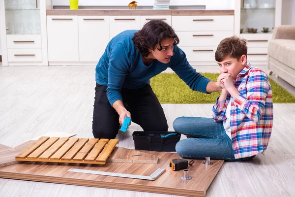 年轻的木匠教他的儿子 — 图库照片