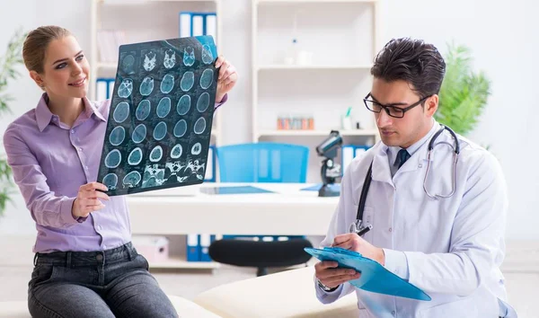 De arts die röntgenfoto 's van patiënten onderzoekt — Stockfoto