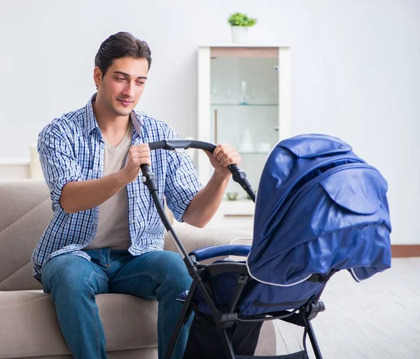 Ung far tar hand om nyfödda barn hemma — Stockfoto