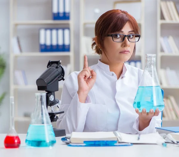 Kvinnlig forskare som utför ett experiment i ett laboratorium — Stockfoto