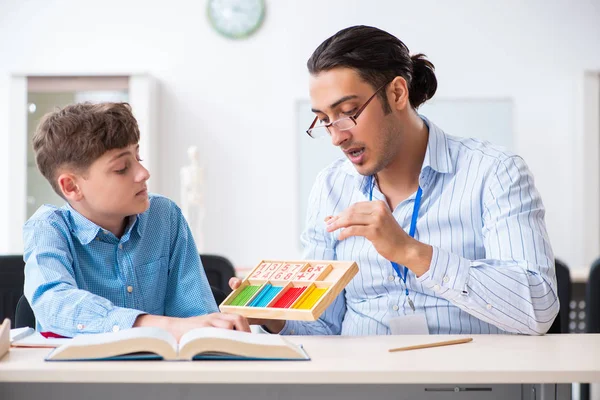 Jovem pai ajudando seu filho a se preparar para o exame — Fotografia de Stock