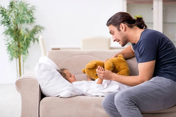 Pai cuidando de sua filha doente — Fotografia de Stock