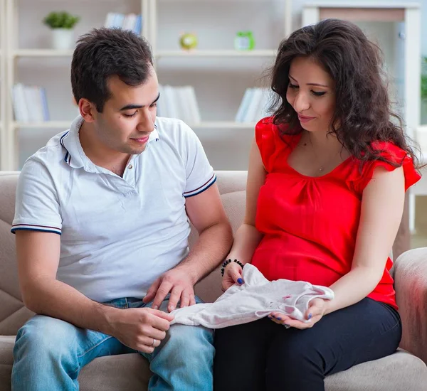 Unga par familj väntar barn — Stockfoto