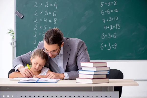 Lehrer mit jungem Mädchen im Klassenzimmer — Stockfoto