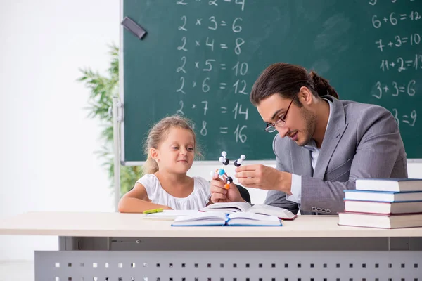 Leraar met jong meisje in de klas — Stockfoto
