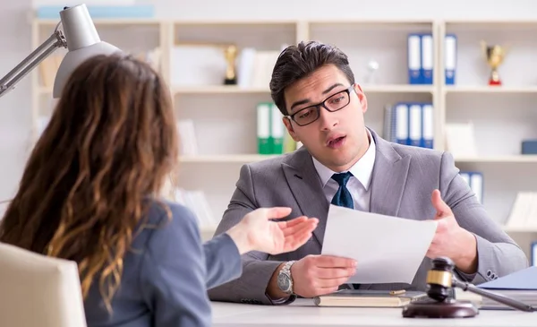 Anwalt diskutiert Rechtsstreit mit Mandant — Stockfoto