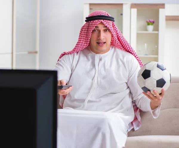 Arabisk affärsman tittar på tv hemma — Stockfoto