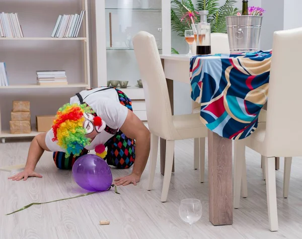 Betrunkener Clown feiert Party zu Hause — Stockfoto