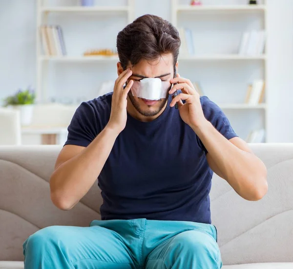 Ung man återhämtar sig hemma efter plastikkirurgi näsa — Stockfoto