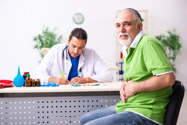 Yaşlı adam genç erkek gastroenteroloğu ziyaret ediyor. — Stok fotoğraf