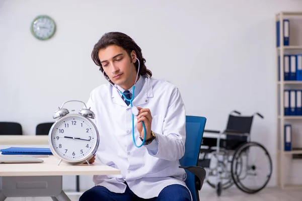 Νέοι άνδρες γιατρός στην έννοια διαχείρισης του χρόνου — Φωτογραφία Αρχείου