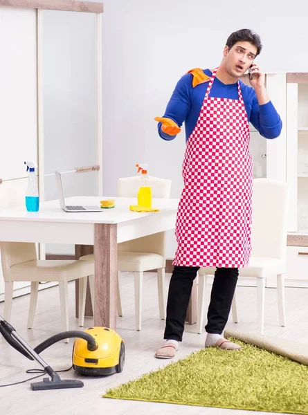 Müteahhit ev temizliği yapıyor. — Stok fotoğraf