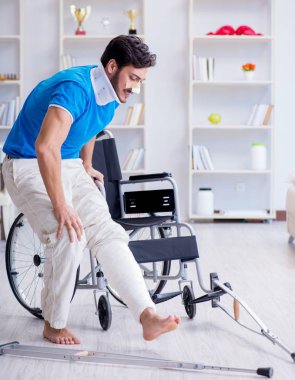 Yaralı genç adam evde iyileşiyor.