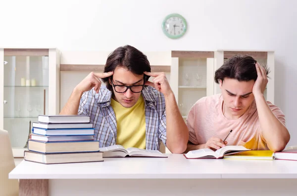 Δύο άνδρες μαθητές που προετοιμάζονται για τις εξετάσεις στο σπίτι — Φωτογραφία Αρχείου