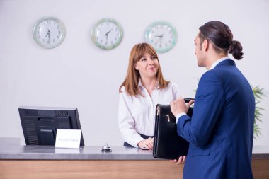 Otel resepsiyonundaki genç işadamı