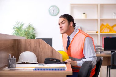 Ofiste çalışan genç erkek mimar.