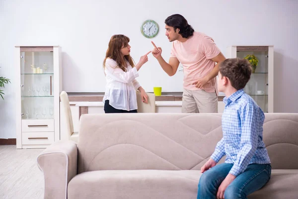 Conflito familiar com marido e mulher e filho — Fotografia de Stock