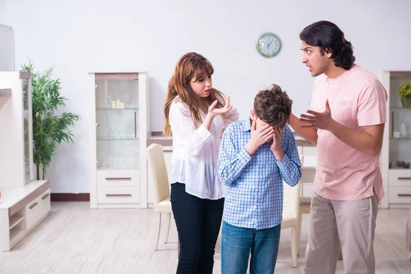 Conflicto familiar con marido, mujer e hijo — Foto de Stock