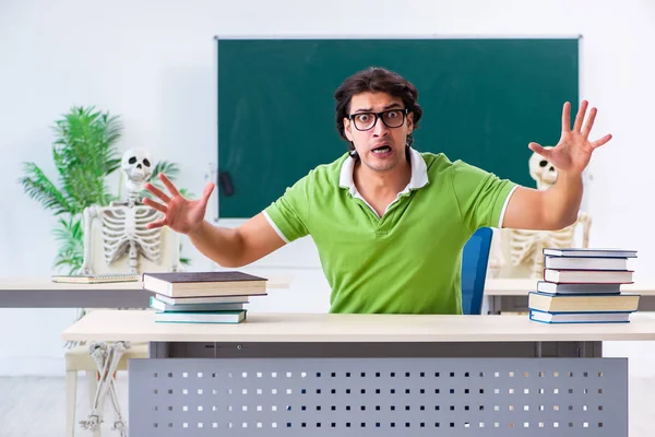 Αστείος μαθητής στην τάξη με σκελετό — Φωτογραφία Αρχείου