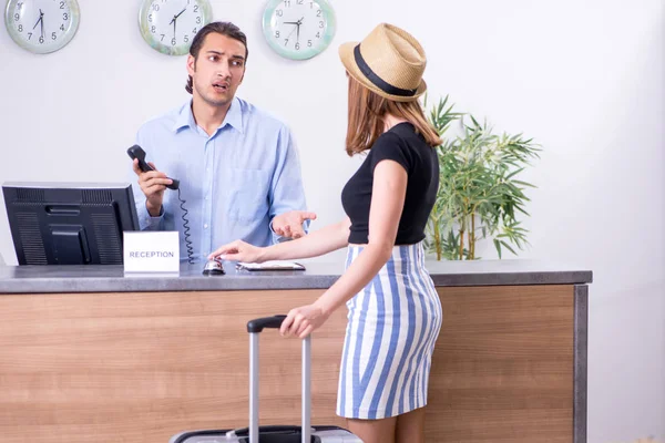 Jovem na recepção do hotel — Fotografia de Stock