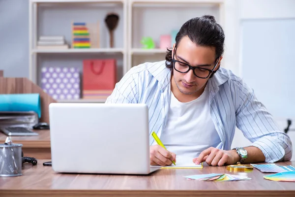 Joven diseñador masculino trabajando en la oficina — Foto de Stock