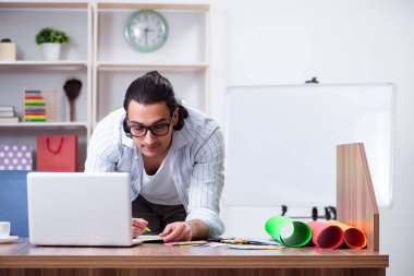 Ofiste çalışan genç erkek tasarımcı.