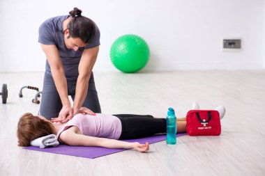 Genç bir kadın ilk yardım eğitimi sırasında kendini kötü hissediyor.