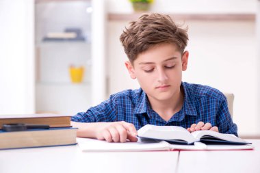 Çocuk evde okula hazırlanıyor.