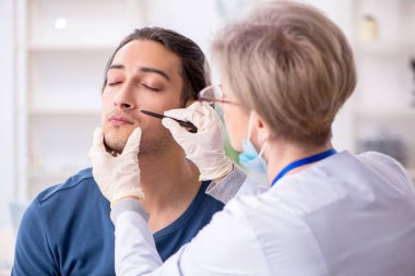 Genç hasta hastanede doktoru ziyaret ediyor.