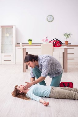 Evde ilk yardım konsepti olan genç bir çift