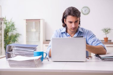 Evde çalışan genç bir erkek.