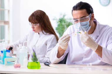 Laboratuvarda çalışan iki kimyager.